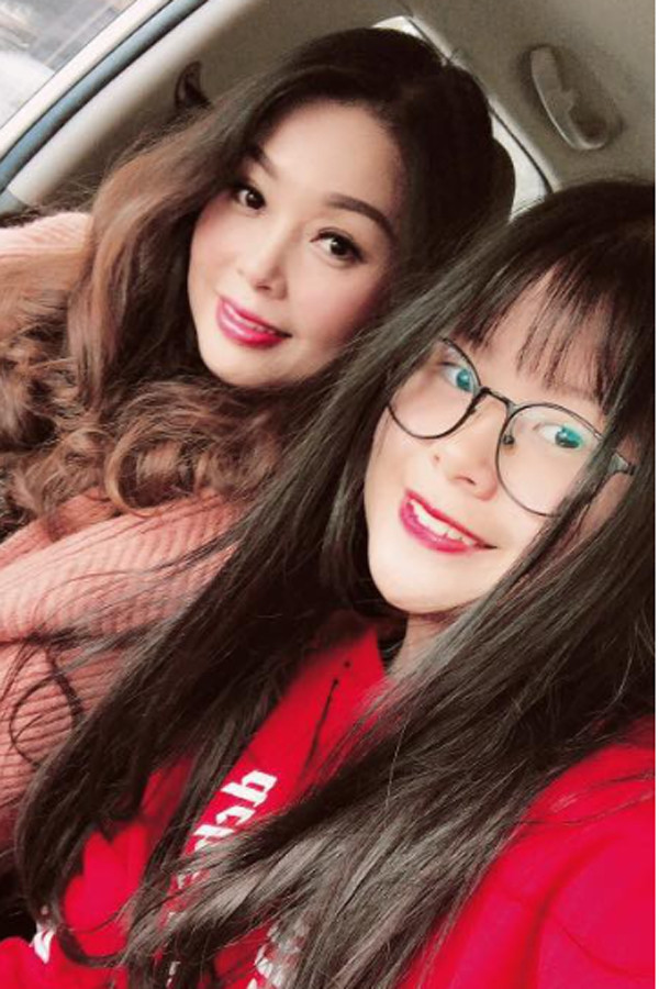 Nữ nghệ sĩ nổi tiếng làng hài đất Bắc đã lên chức bà ngoại nhưng nhan sắc vẫn 'chặt đẹp' con gái- Ảnh 6.