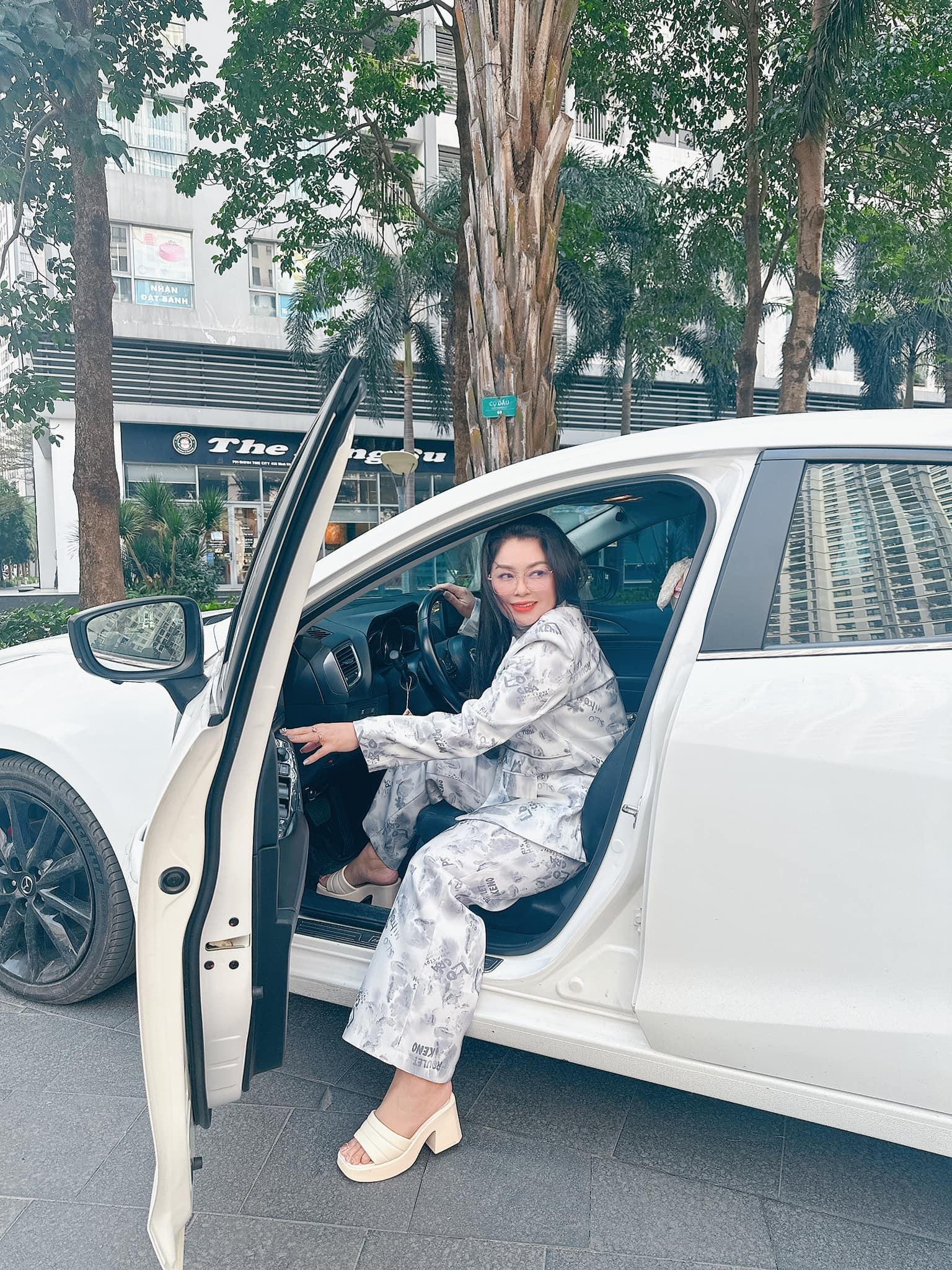 Nữ nghệ sĩ nổi tiếng làng hài đất Bắc đã lên chức bà ngoại nhưng nhan sắc vẫn 'chặt đẹp' con gái- Ảnh 3.