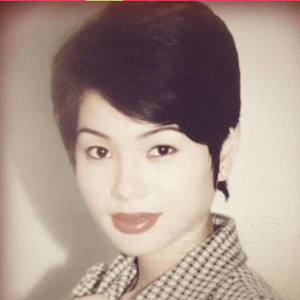 Nữ nghệ sĩ nổi tiếng làng hài đất Bắc đã lên chức bà ngoại nhưng nhan sắc vẫn 'chặt đẹp' con gái- Ảnh 2.