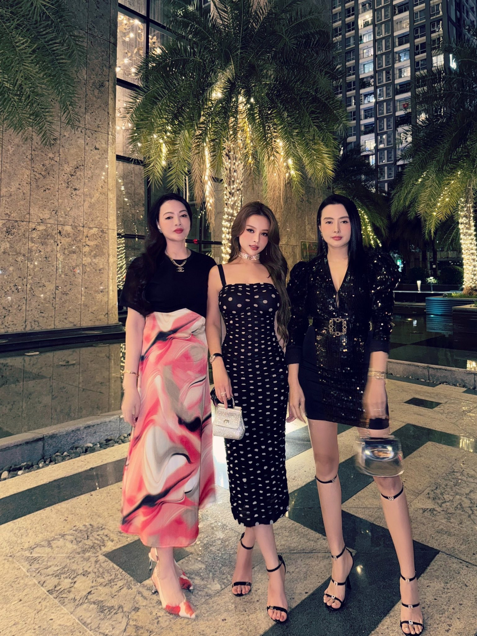 Phú bà Huyền Baby khoe ảnh gia đình 2 thế hệ mẹ và em gái cũng đẹp xuất sắc