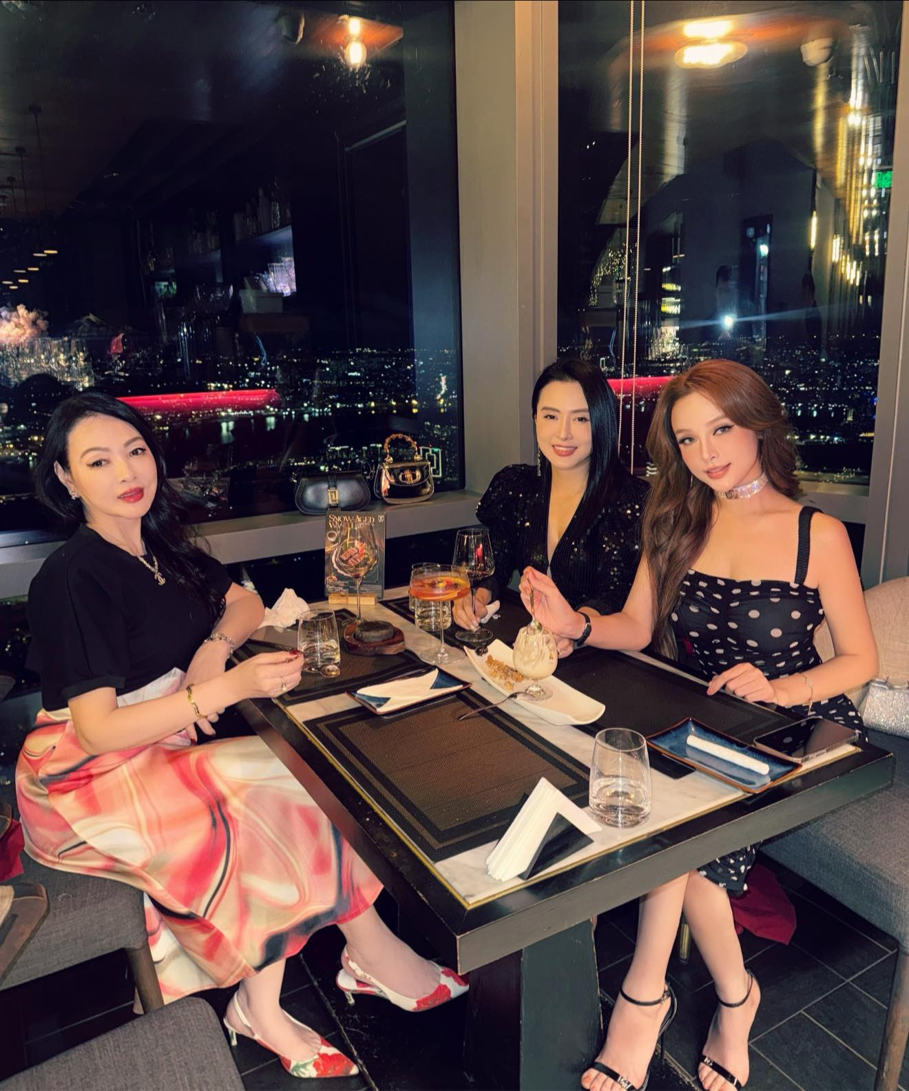 Phú bà Huyền Baby khoe ảnh gia đình 2 thế hệ mẹ và em gái cũng đẹp xuất sắc