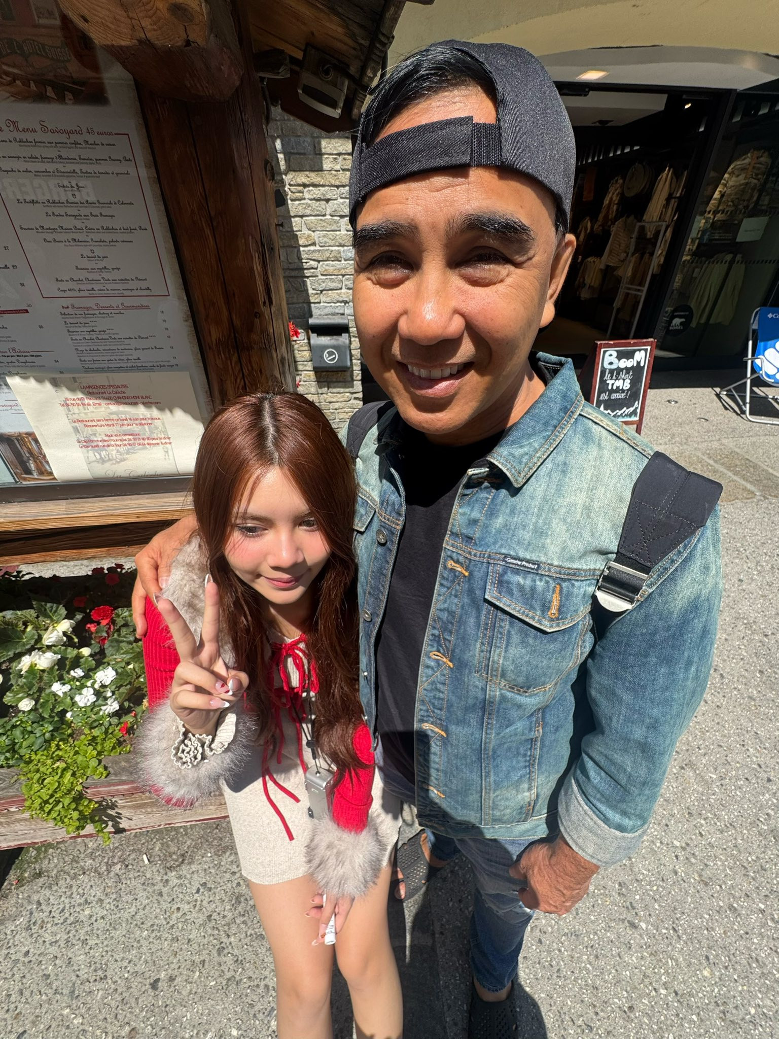 Quyền Linh mặc đồ cũ đi dép tổ ong nhưng cho con gái dát 200 triệu đồng dạo phố châu Âu