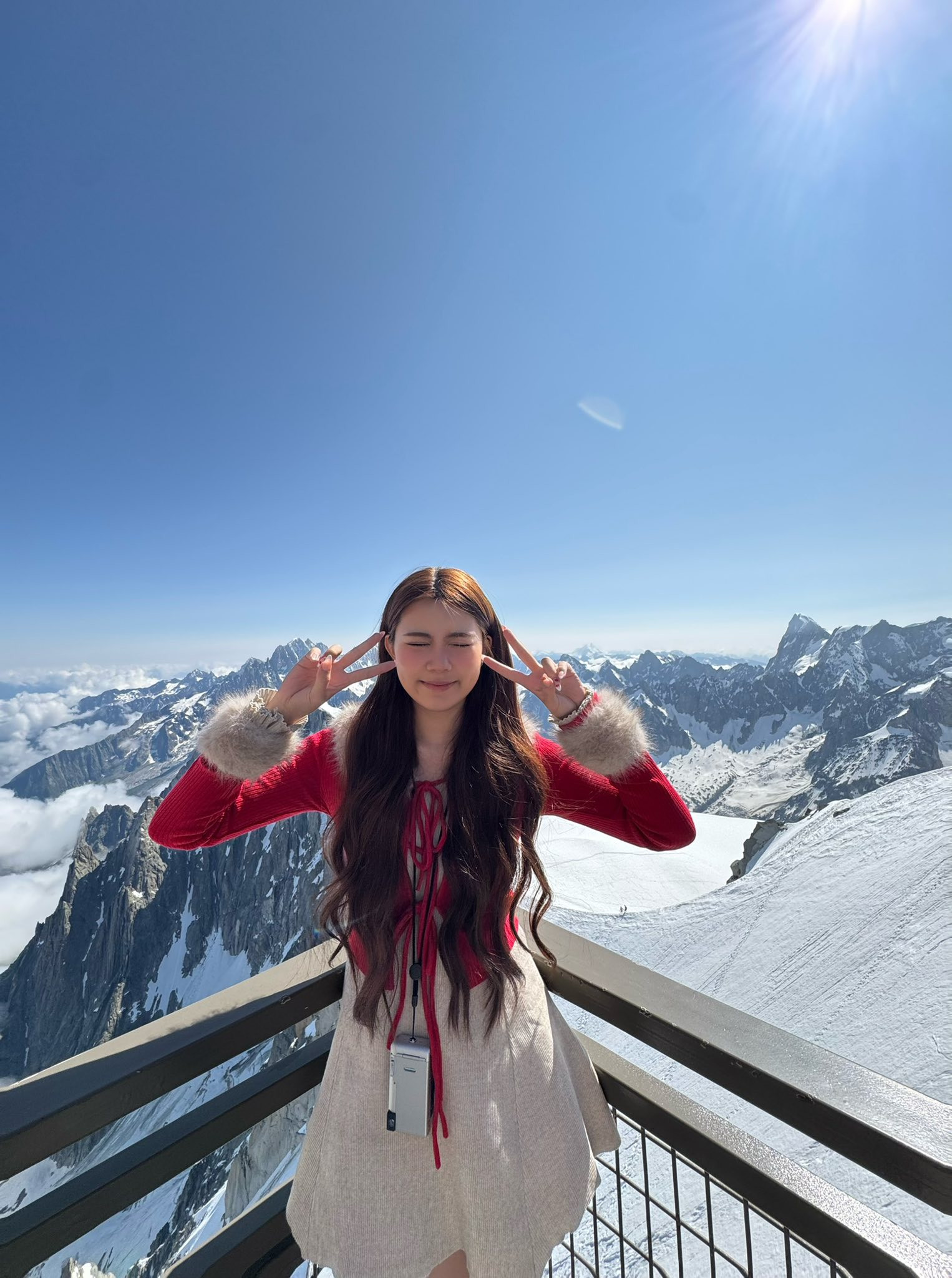 Quyền Linh mặc đồ cũ đi dép tổ ong nhưng cho con gái dát 200 triệu đồng dạo phố châu Âu