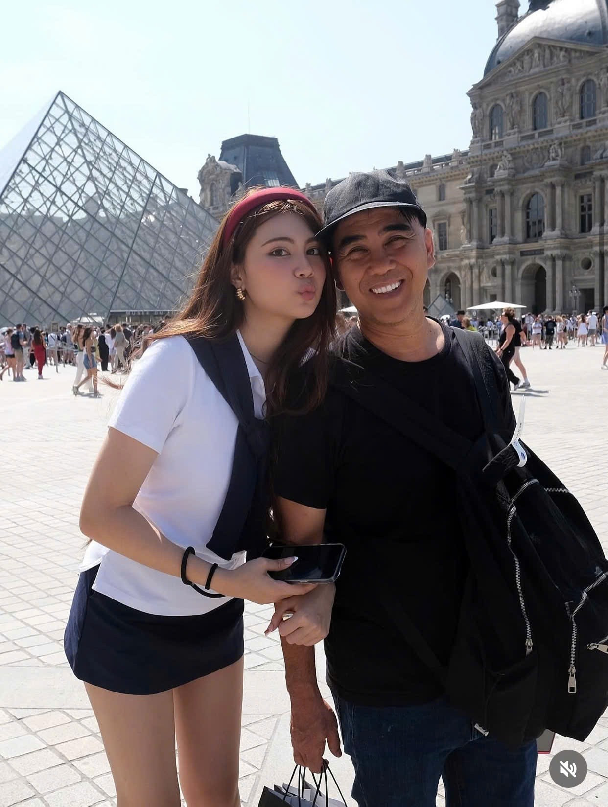 Quyền Linh mặc đồ cũ đi dép tổ ong nhưng cho con gái dát 200 triệu đồng dạo phố châu Âu