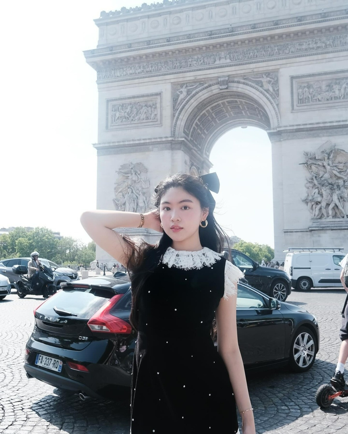 Quyền Linh mặc đồ cũ đi dép tổ ong nhưng cho con gái dát 200 triệu đồng dạo phố châu Âu