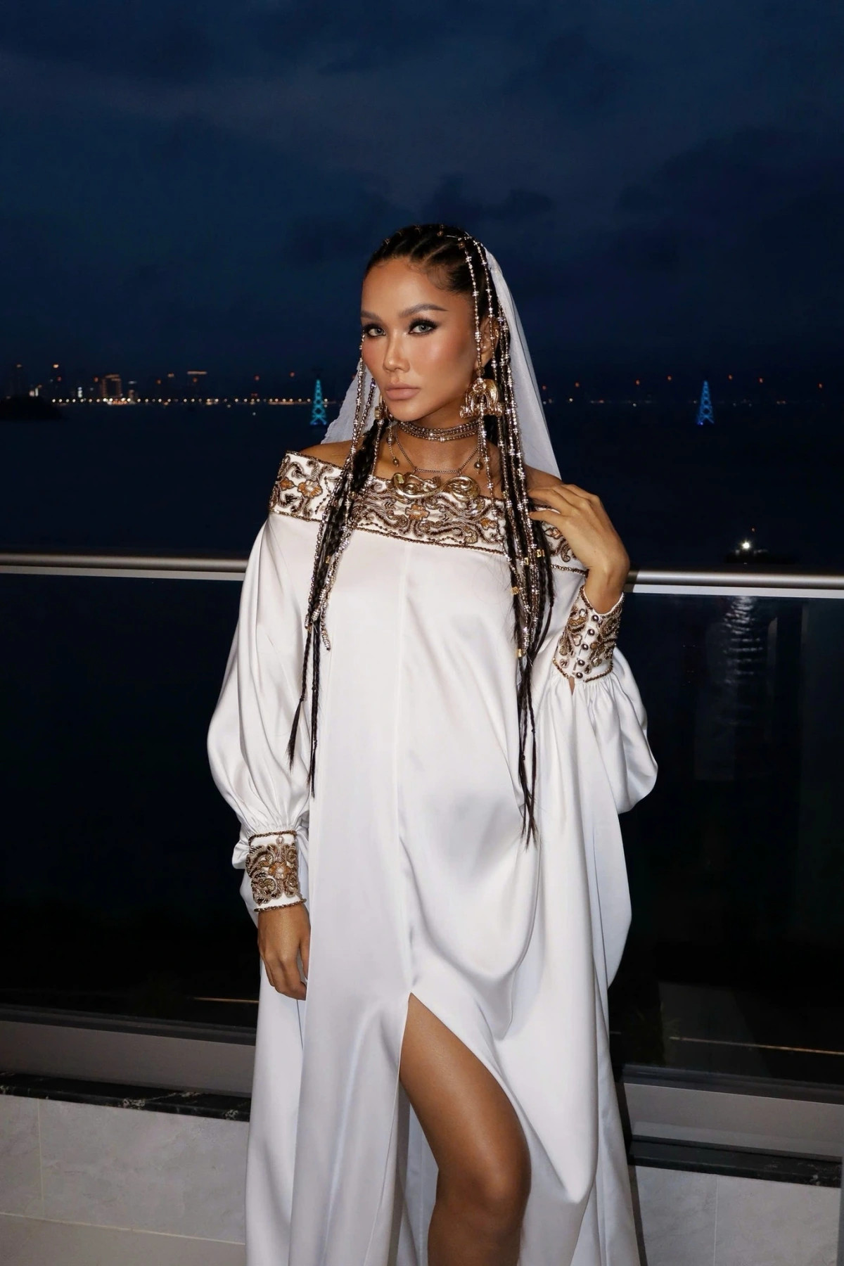 thoi trang khoe bung bau cua hoa hau h hen nie hinh anh 5