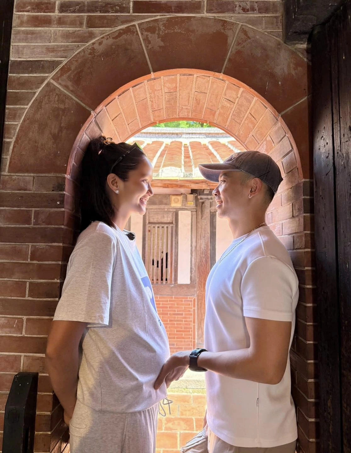 thoi trang khoe bung bau cua hoa hau h hen nie hinh anh 8