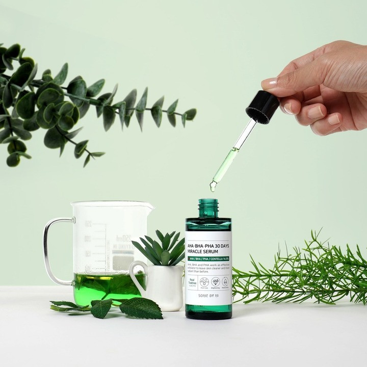 Khi dùng AHA/BHA bạn hãy luôn dùng kem chống nắng SPF 50+ và PA+++ để bảo vệ da một cách tối đa. (Ảnh: Snaily)