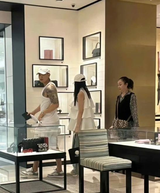 Cặp đôi chủ tịch  nàng thơ nổi tiếng bí mật sinh con