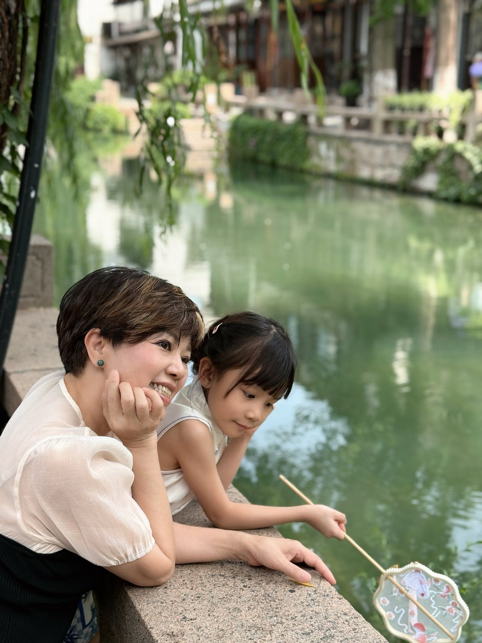 Đã lên chức bà nội của 2 cháu nhưng nữ NSND này vẫn giữ sắc vóc 'hack tuổi' đáng kinh ngạc - Ảnh 4.