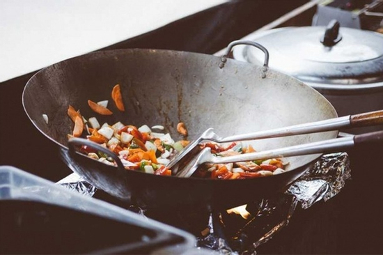 Hai vợ chồng đều mắc ung thư vú, bác sỹ chỉ ra 6 yếu tố gây họa