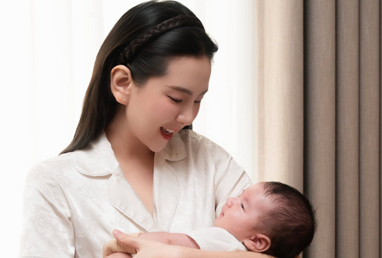 MC Mai Ngọc khoe khoảnh khắc đáng yêu của con trai 2 tháng tuổi khiến nhiều người bất ngờ