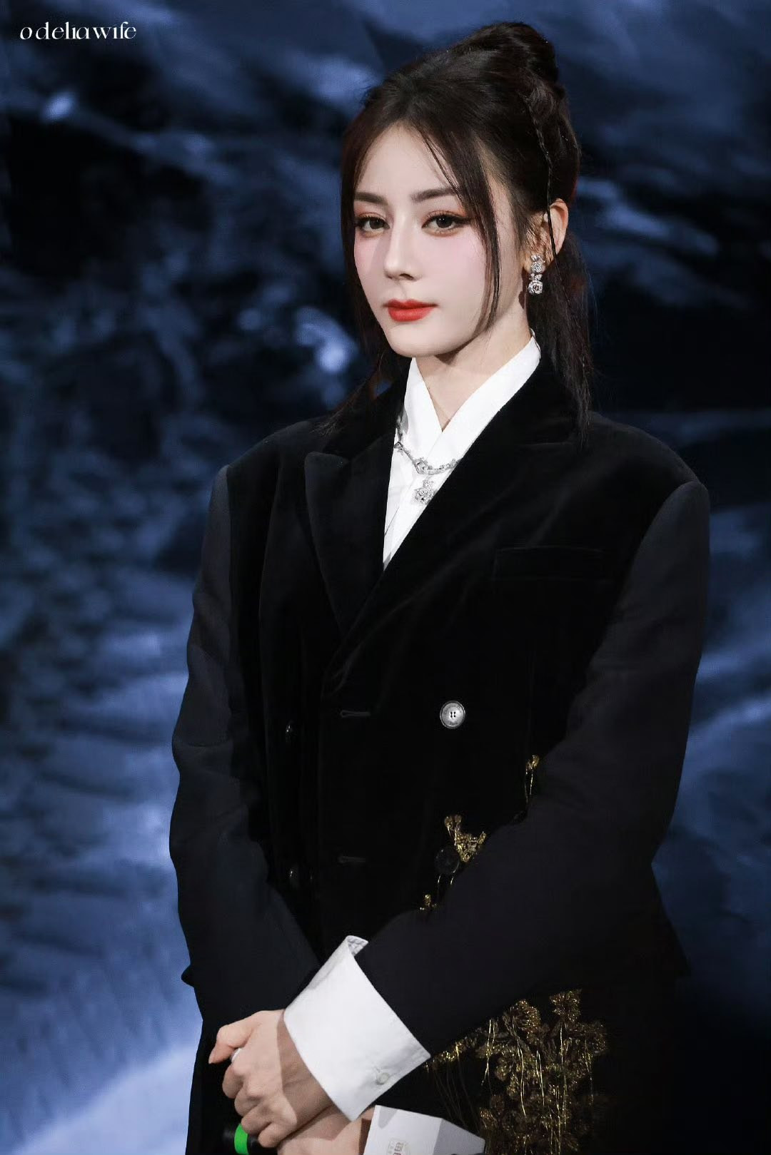 'Mỹ nhân Tân Cương' Địch Lệ Nhiệt Ba 'gây bão' nhất Đại hội Tencent 2025 - Ảnh 1