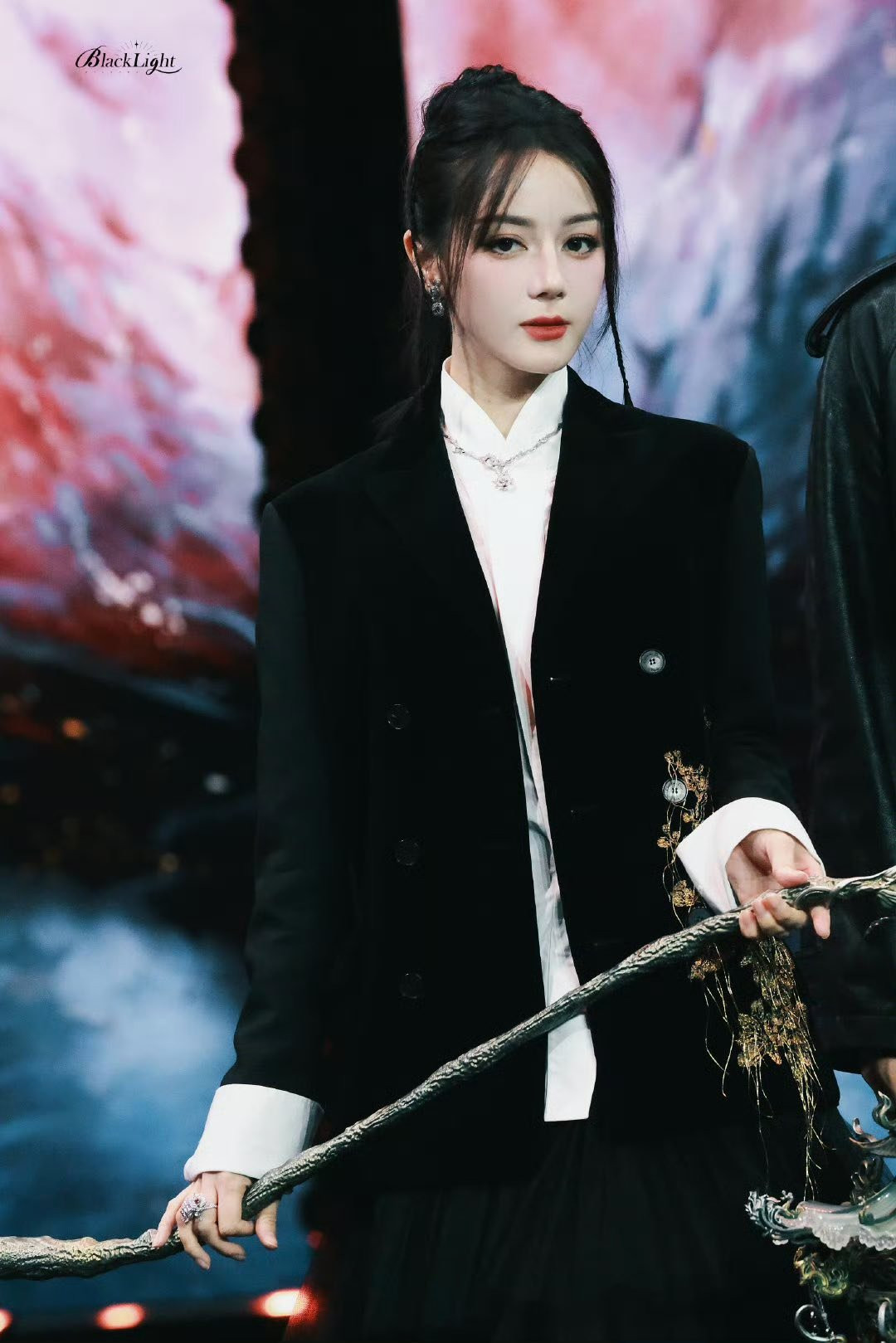 'Mỹ nhân Tân Cương' Địch Lệ Nhiệt Ba 'gây bão' nhất Đại hội Tencent 2025 - Ảnh 7