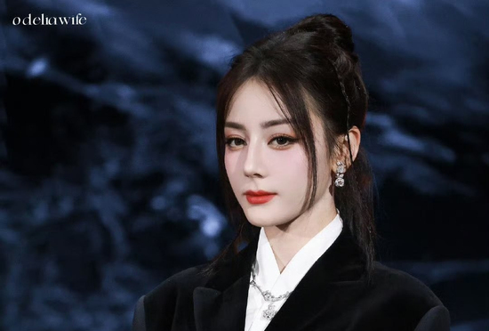 'Mỹ nhân Tân Cương' Địch Lệ Nhiệt Ba 'gây bão' nhất Đại hội Tencent 2025