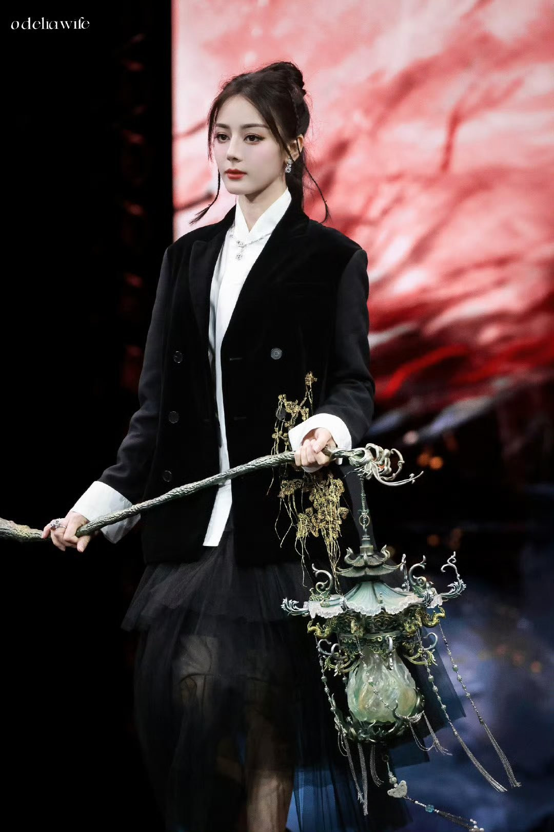 'Mỹ nhân Tân Cương' Địch Lệ Nhiệt Ba 'gây bão' nhất Đại hội Tencent 2025 - Ảnh 6