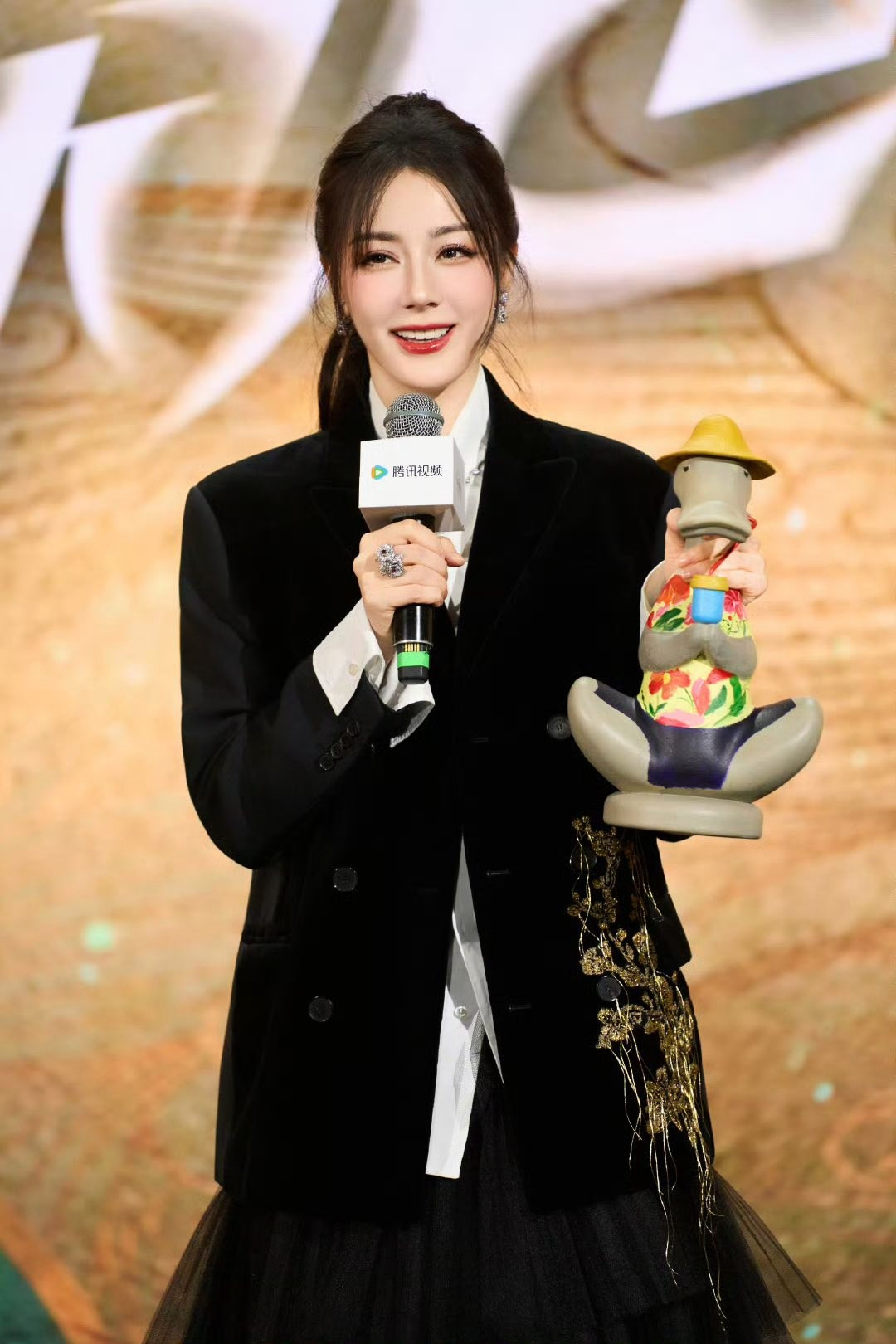 'Mỹ nhân Tân Cương' Địch Lệ Nhiệt Ba 'gây bão' nhất Đại hội Tencent 2025 - Ảnh 4