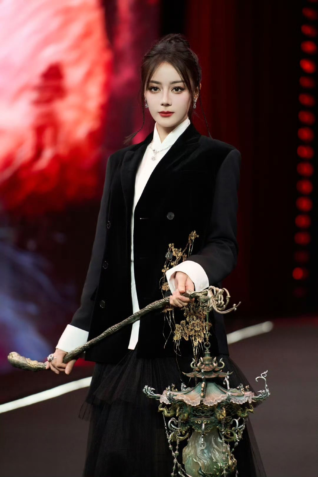 'Mỹ nhân Tân Cương' Địch Lệ Nhiệt Ba 'gây bão' nhất Đại hội Tencent 2025 - Ảnh 3