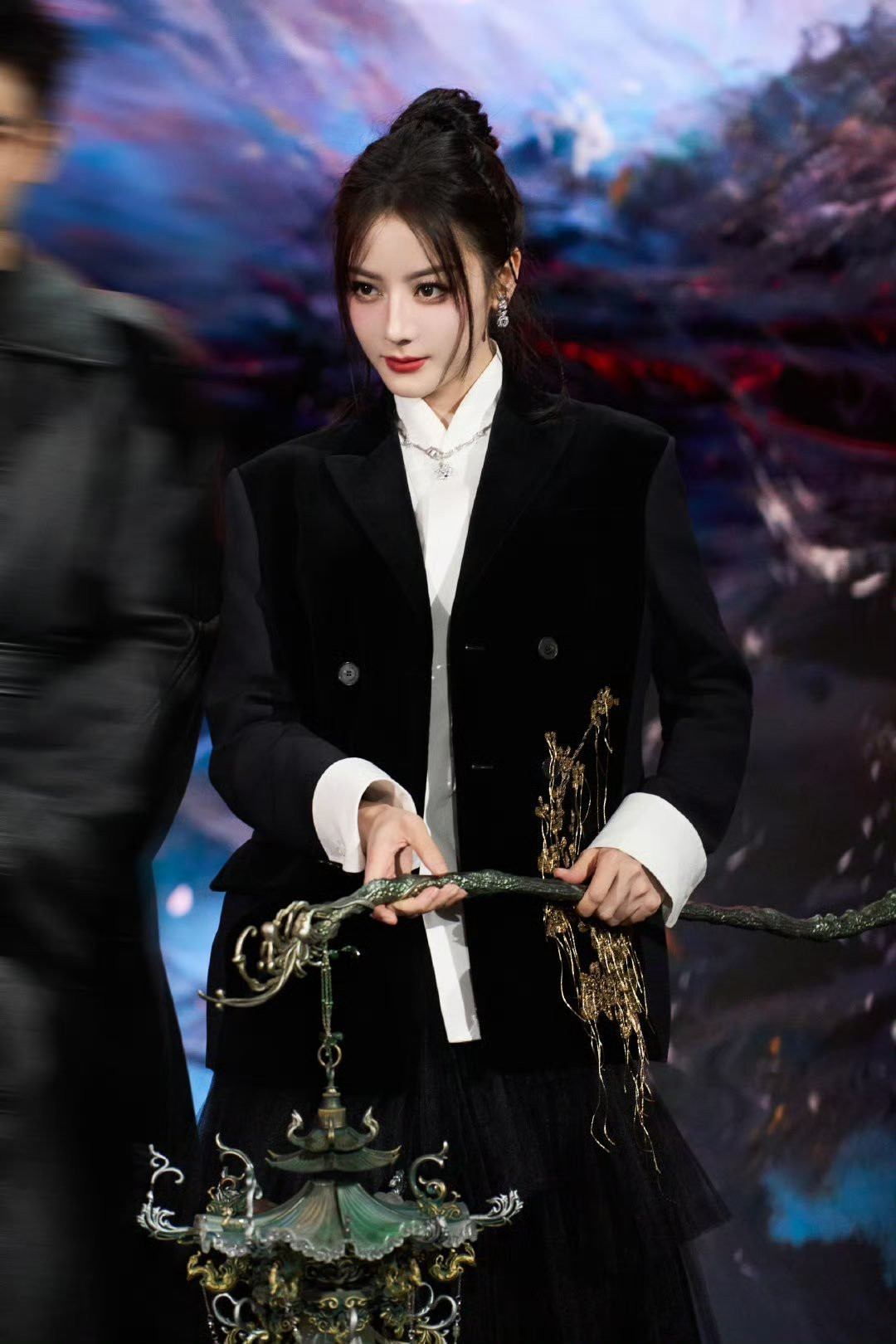 'Mỹ nhân Tân Cương' Địch Lệ Nhiệt Ba 'gây bão' nhất Đại hội Tencent 2025 - Ảnh 2