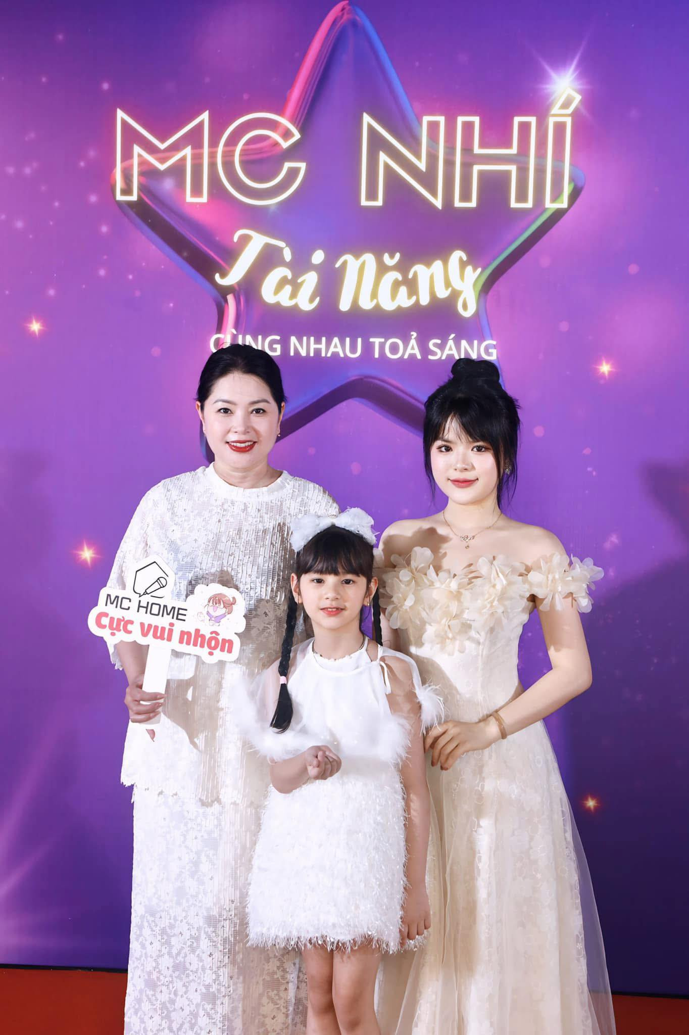 Nữ nghệ sĩ nổi tiếng làng hài đất Bắc đã lên chức bà ngoại nhưng nhan sắc vẫn 'chặt đẹp' con gái- Ảnh 10.