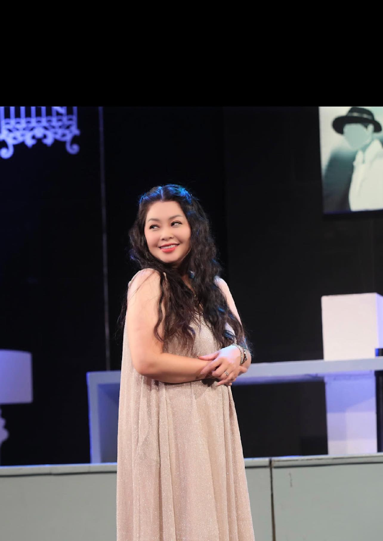 Nữ nghệ sĩ nổi tiếng làng hài đất Bắc đã lên chức bà ngoại nhưng nhan sắc vẫn 'chặt đẹp' con gái- Ảnh 5.