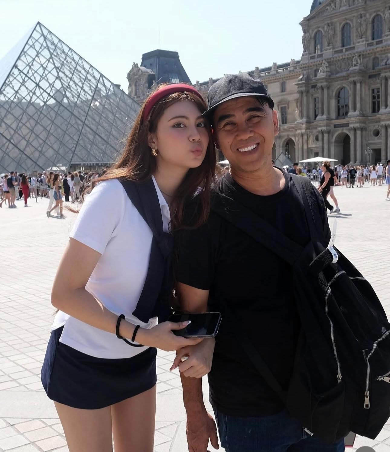 2 con gái MC Quyền Linh chung khung hình nhan sắc bùng nổ MXH