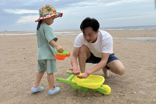 Cường Đô La khoe chơi cát ở biển cùng con, nói nhớ nhà khi đi công tác
