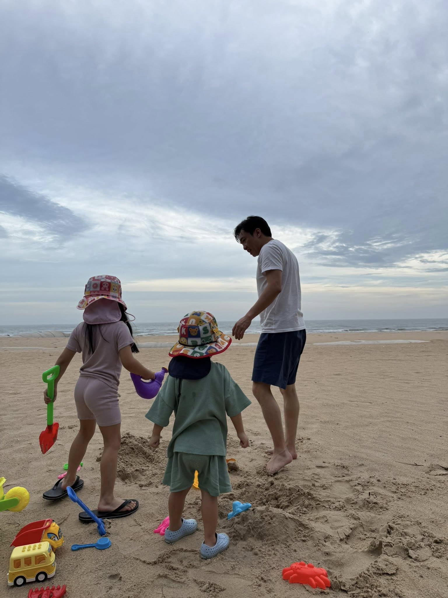 Cường Đô la khoe chơi cát ở biển cùng con, nói nhớ nhà khi đi công tác- Ảnh 5.