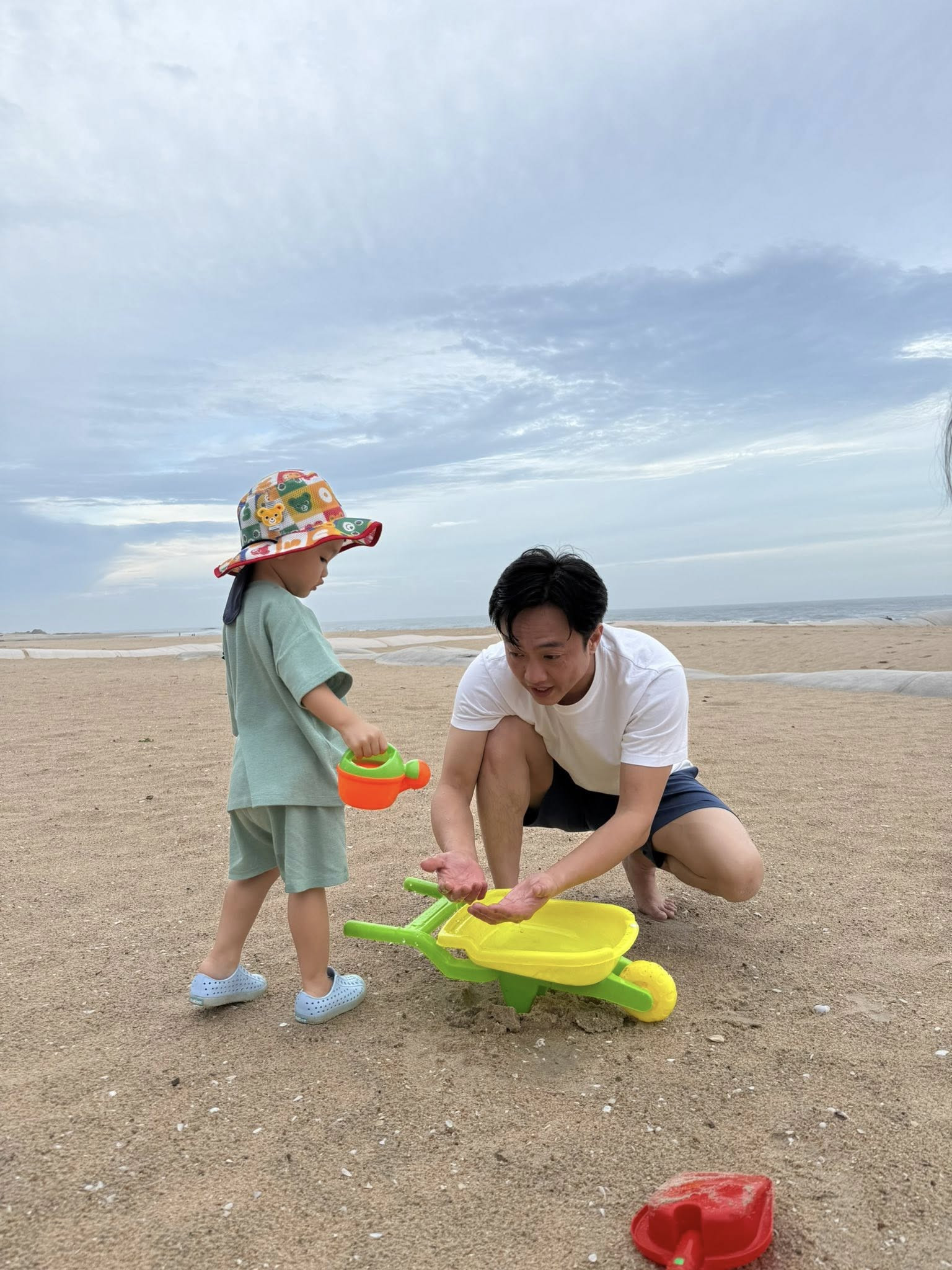 Cường Đô la khoe chơi cát ở biển cùng con, nói nhớ nhà khi đi công tác- Ảnh 7.