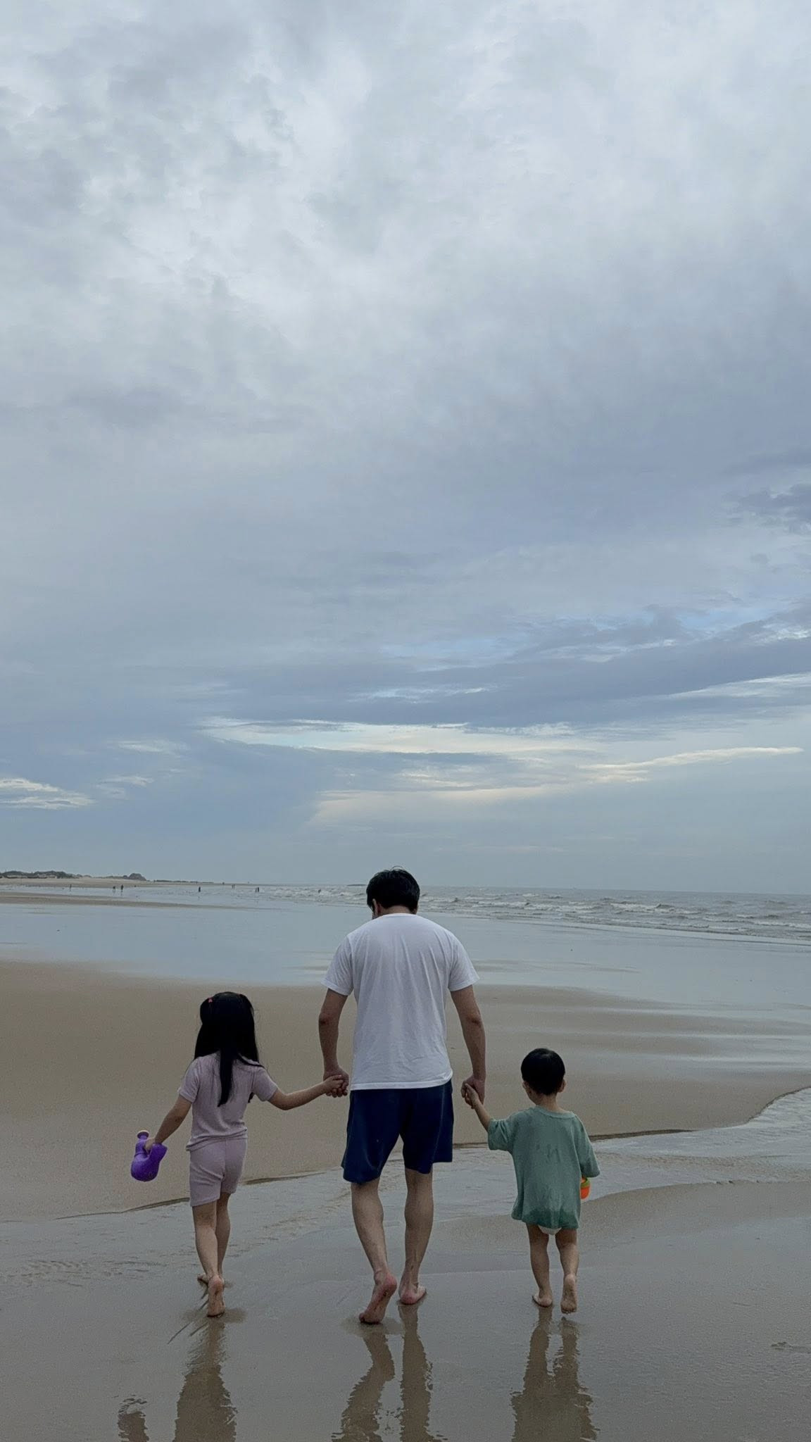 Cường Đô la khoe chơi cát ở biển cùng con, nói nhớ nhà khi đi công tác- Ảnh 2.