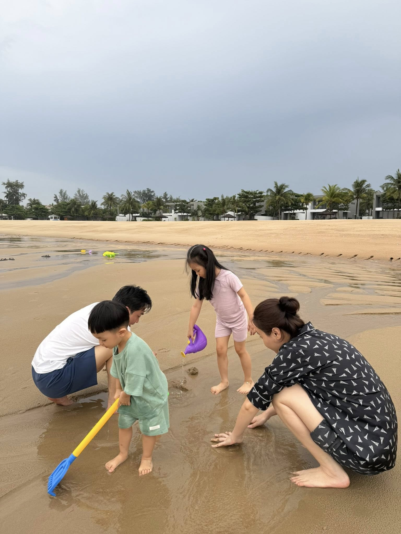 Cường Đô la khoe chơi cát ở biển cùng con, nói nhớ nhà khi đi công tác- Ảnh 4.