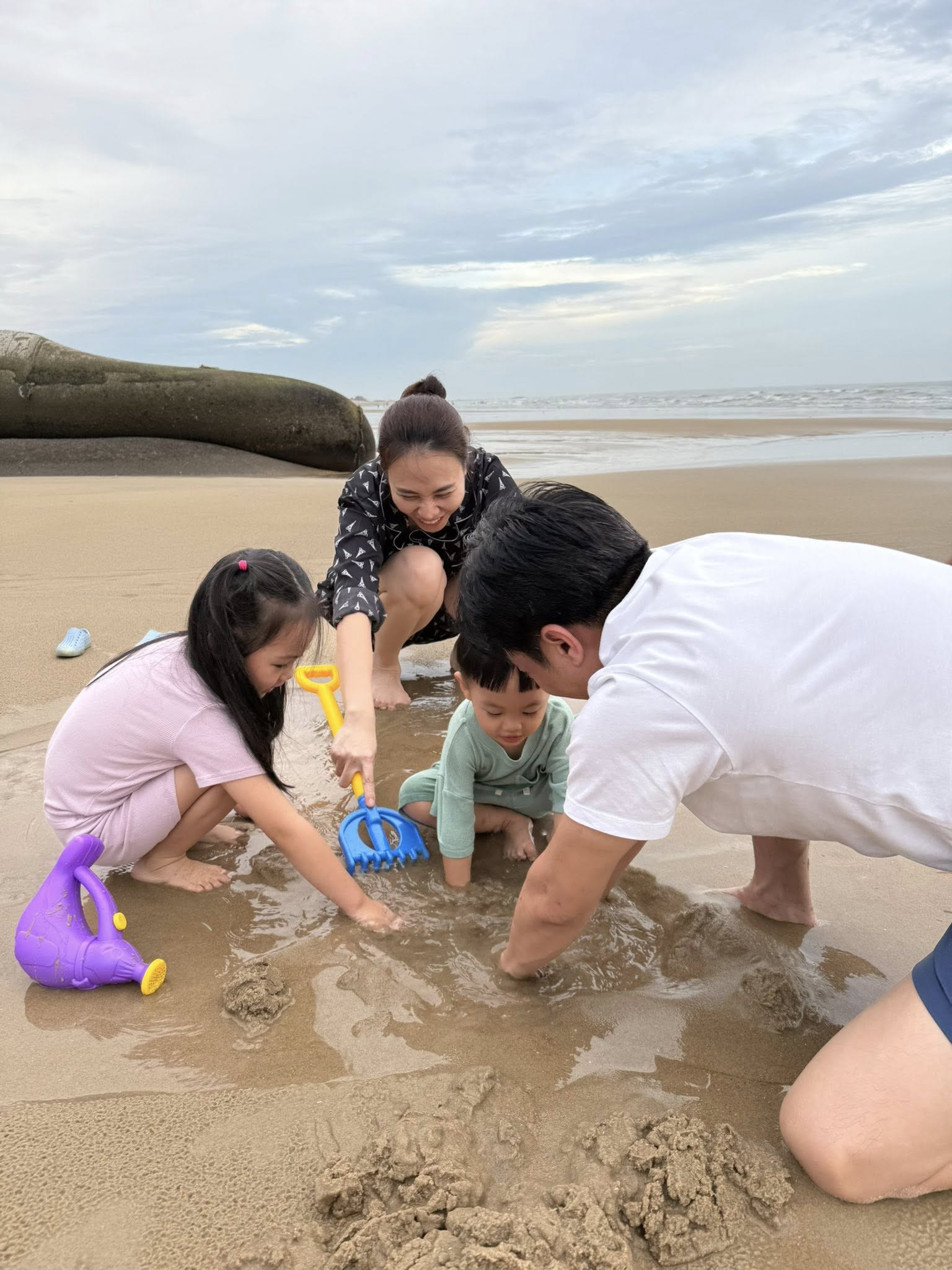 Cường Đô la khoe chơi cát ở biển cùng con, nói nhớ nhà khi đi công tác- Ảnh 3.