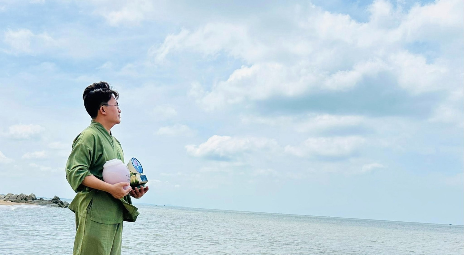 Hình ảnh MC Đại Nghĩa ôm hai bình tro cốt khiến ai cũng xót xa