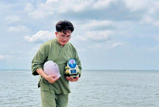 Hình ảnh MC Đại Nghĩa ôm hai bình tro cốt khiến ai cũng xót xa