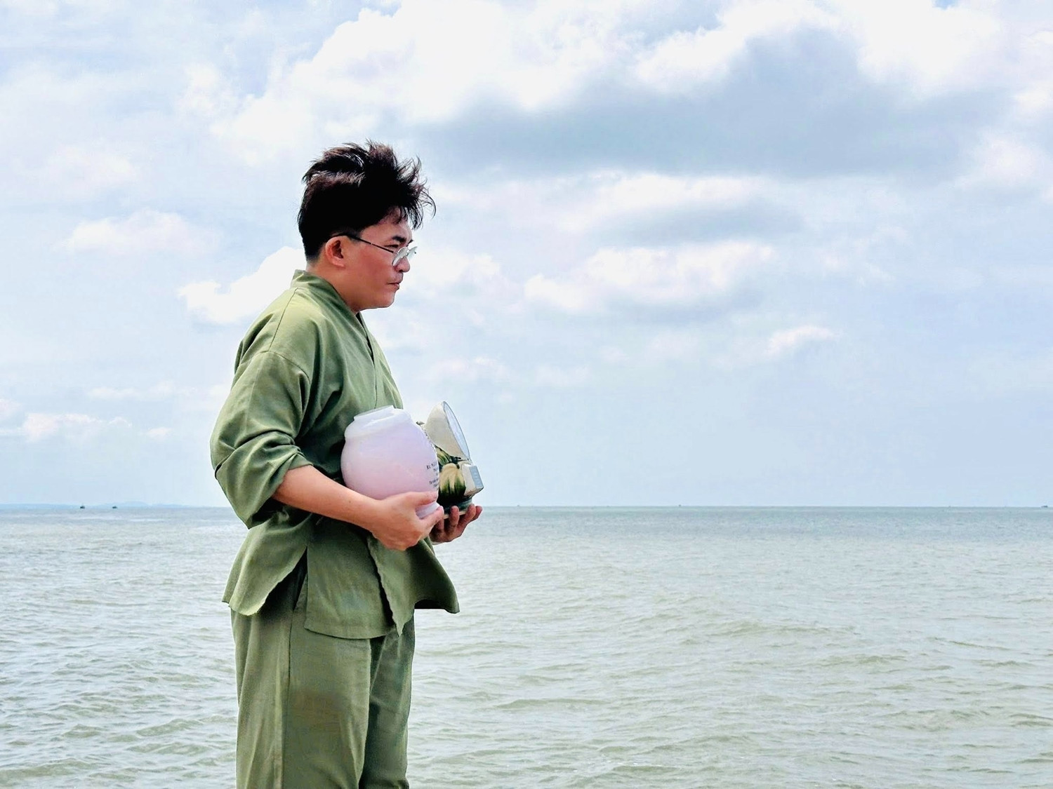 Hình ảnh MC Đại Nghĩa ôm hai bình tro cốt khiến ai cũng xót xa