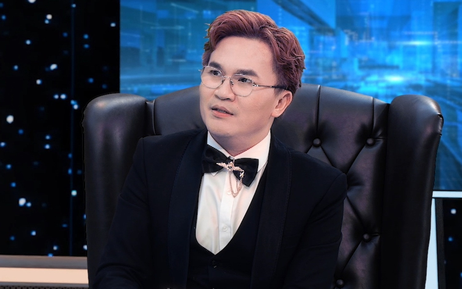 Hình ảnh MC Đại Nghĩa ôm hai bình tro cốt khiến ai cũng xót xa