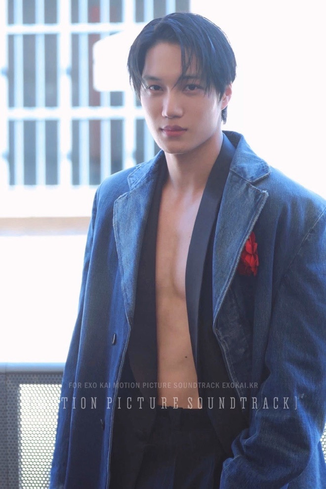 Kai EXO khoe cơ bụng 6 múi gây náo loạn show thời trang tại Ý