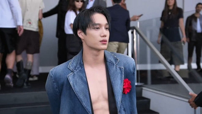 Kai EXO khoe cơ bụng 6 múi gây náo loạn show thời trang tại Ý
