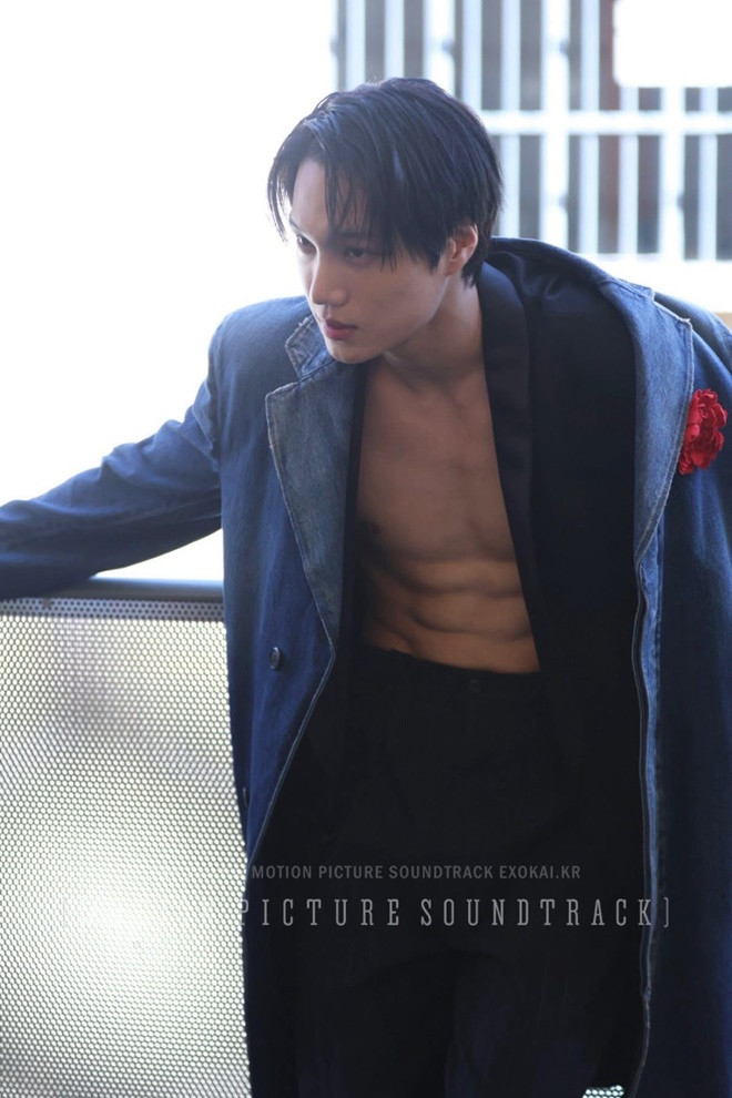 Kai EXO khoe cơ bụng 6 múi gây náo loạn show thời trang tại Ý