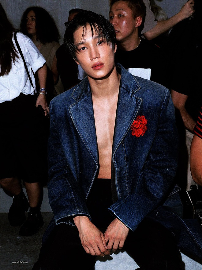 Kai EXO khoe cơ bụng 6 múi gây náo loạn show thời trang tại Ý