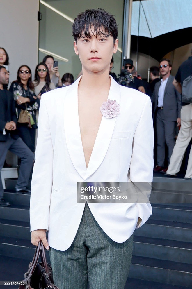 Kai EXO khoe cơ bụng 6 múi gây náo loạn show thời trang tại Ý