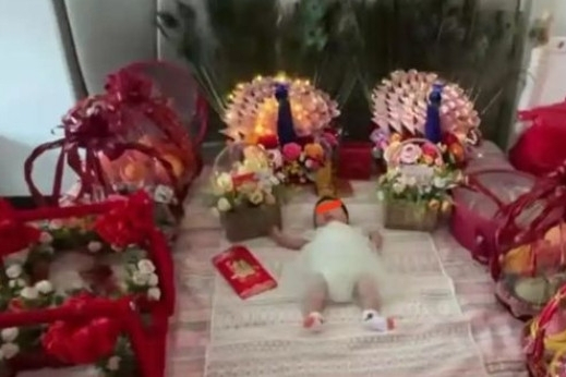 Mẹ trẻ gây tranh cãi vì trang trí tiệc đầy tháng cho con kiểu không giống ai