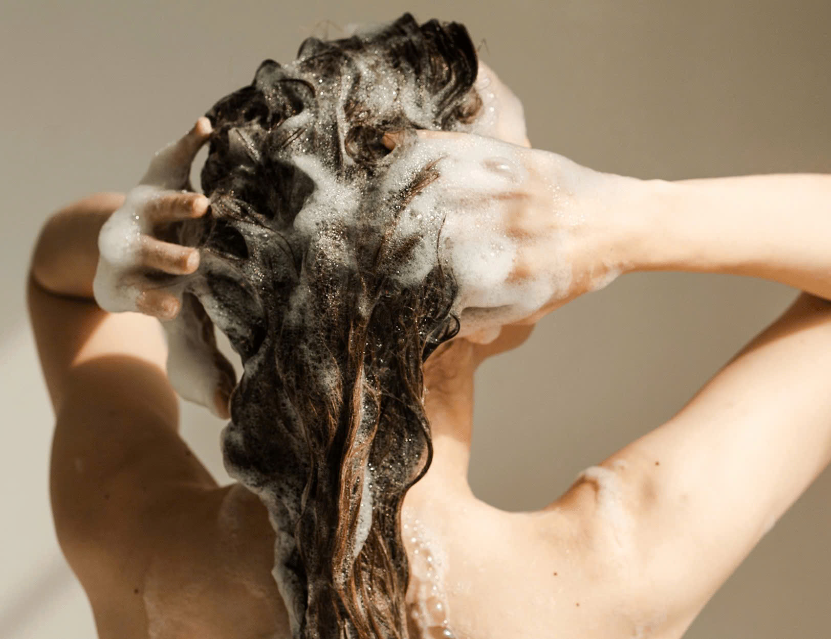 Nên gội đầu bao nhiêu lần mỗi tuần vào mùa hè để không làm tóc yếu?- Ảnh 1.