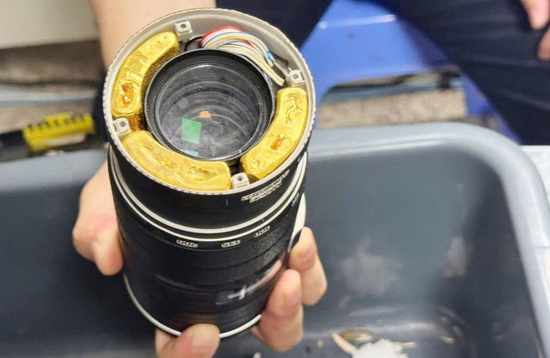 Người đàn ông giấu gần 2kg vàng trong ống kính máy ảnh ở sân bay Nội Bài