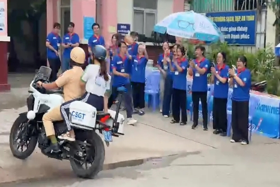 Nữ sinh quên căn cước được CSGT chở đến điểm thi