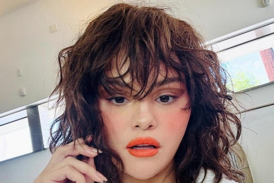 Selena Gomez làm gì với gương mặt mà phải tự thốt lên 