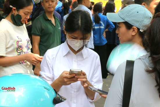 Sử dụng điện thoại, nhiều thí sinh bị đình chỉ trong môn thi đầu tiên kỳ thi tốt nghiệp THPT 2025