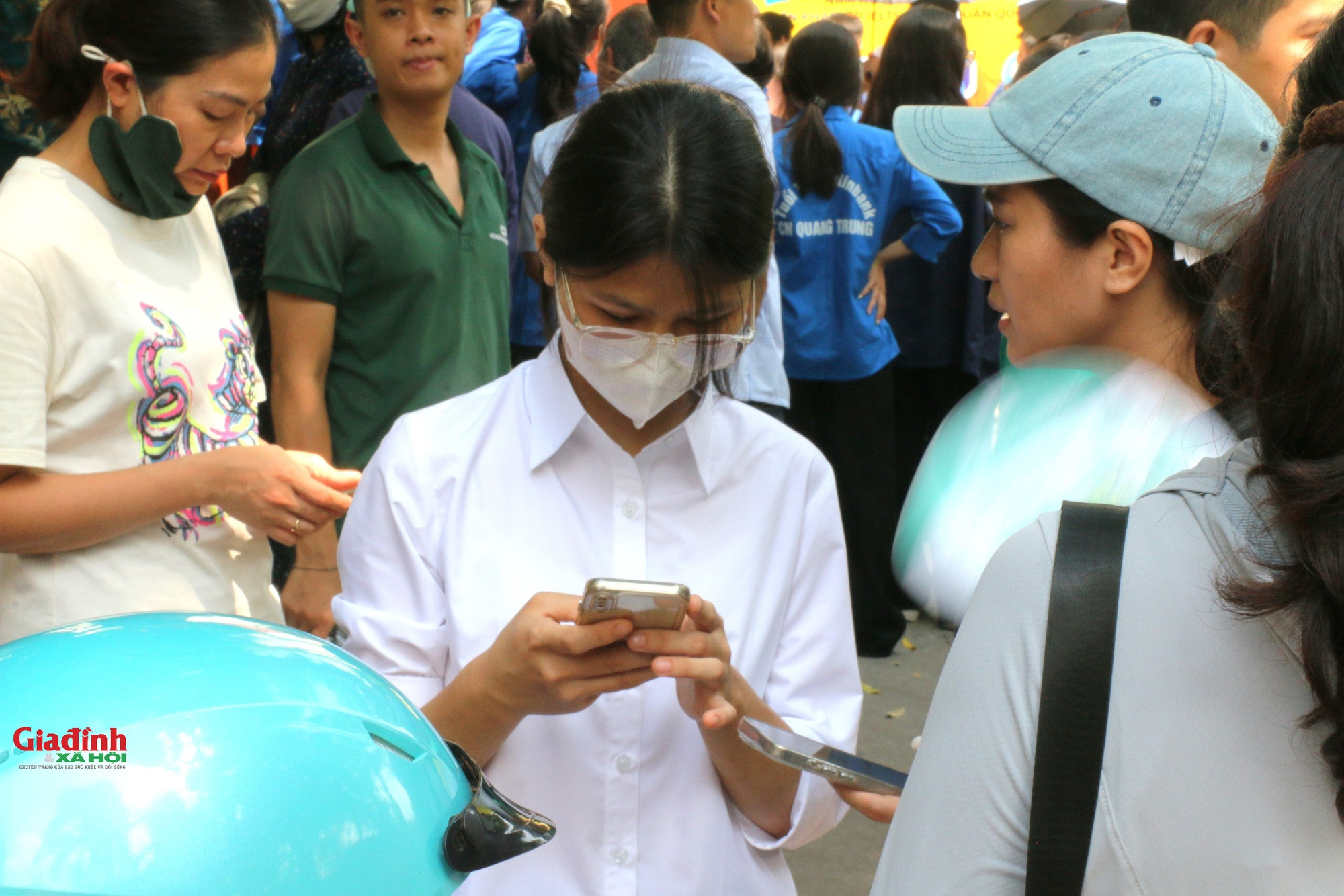 Sử dụng điện thoại, nhiều thí sinh bị đình chỉ trong môn thi đầu tiên kỳ thi tốt nghiệp THPT 2025  - Ảnh 1.