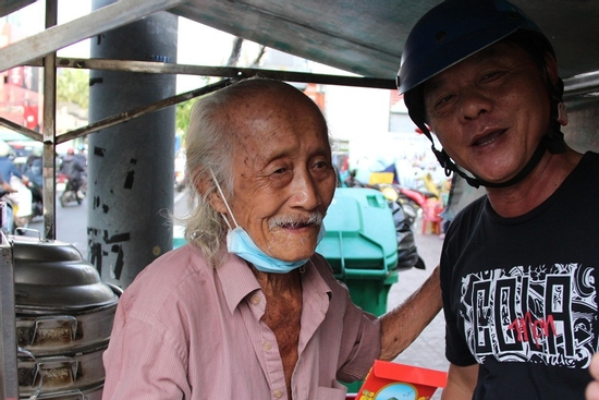 Thấy ông lão U90 ở TPHCM bán bánh bao ế khách, dân mạng rủ nhau mua, tặng lì xì