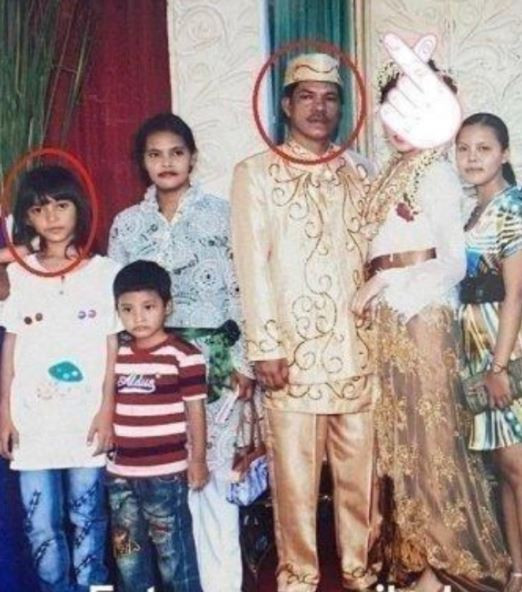 Xem lại ảnh, cô gái